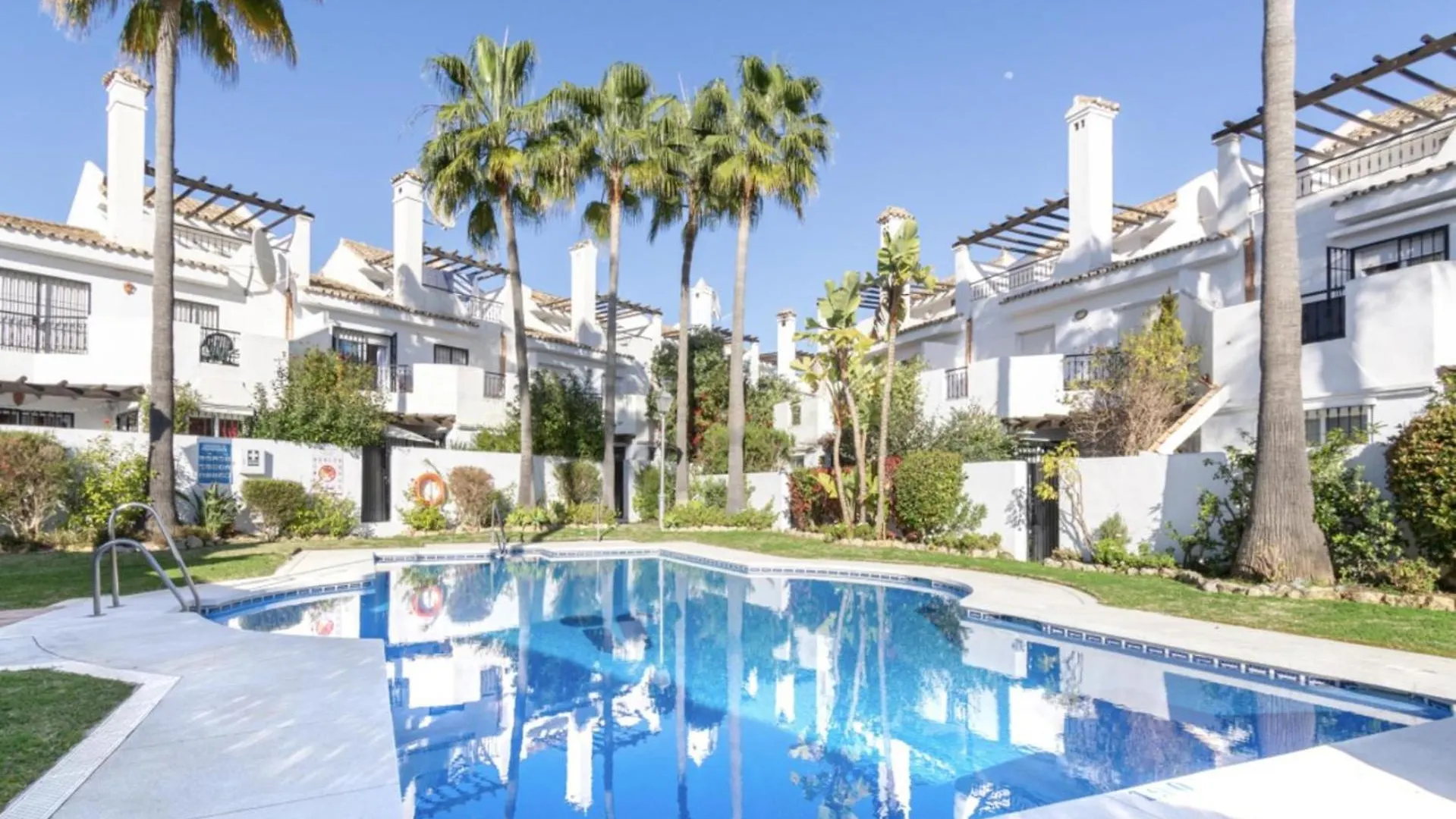 Vila Luxury 3 Bed Townhouse In Puerto Banus Marbella